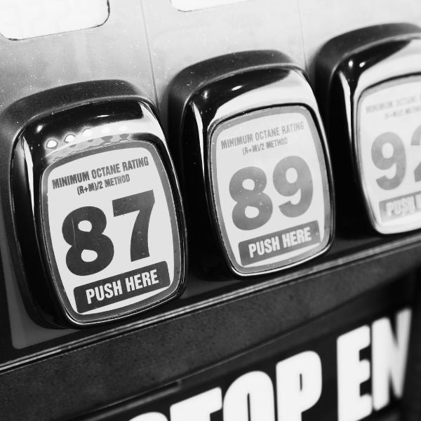 El octanaje de la gasolina es un factor clave para el rendimiento del motor, especialmente en vehículos de alto desempeño o con altas tasas de compresión.